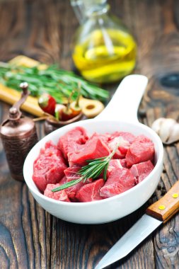 çiğ et parçaları 