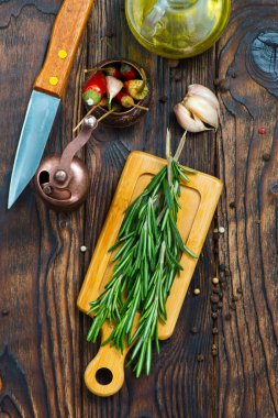 Biberiye ahşap tahta üzerinde