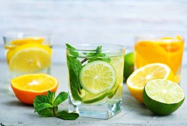 içki ve taze meyve Detoks