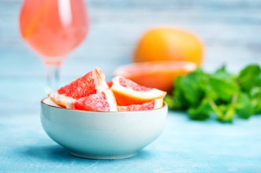 Suyu ve taze greyfurt 