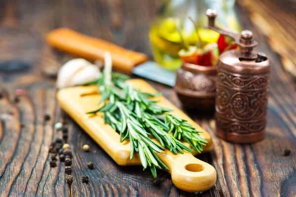 Rosemary em tábua de madeira — Fotografia de Stock