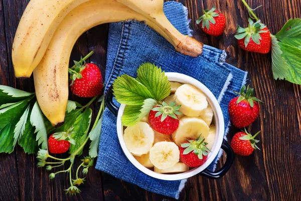 Aardbeien met bananen in de kom — Stockfoto