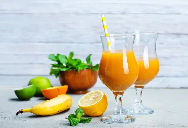 Plátanos y zumo de naranjas — Foto de Stock