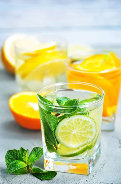 Detox drink and fresh fruits — Stock Photo, Image