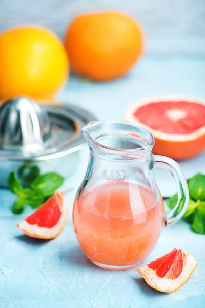 Saft und frische Grapefruit — Stockfoto