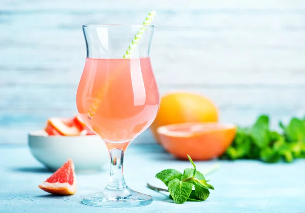 Juice and fresh grapefruit — Stock Photo, Image