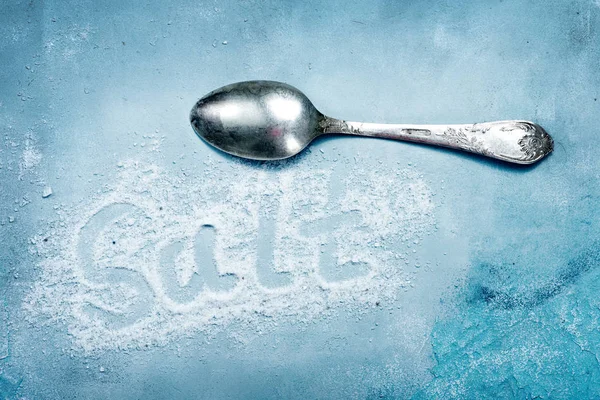Морська сіль на столі — стокове фото