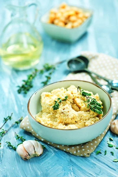 Humus con perejil en tazón —  Fotos de Stock