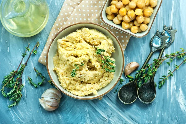 Humus con prezzemolo in ciotola — Foto Stock