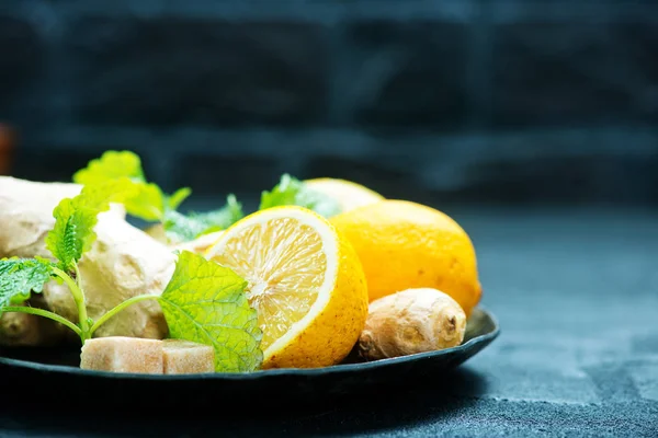 Raíz de jengibre con limón —  Fotos de Stock