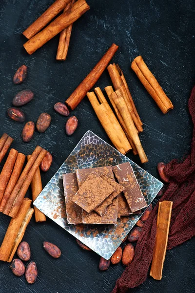 Choklad med kanel på plattan — Stockfoto