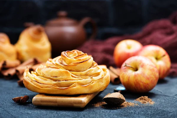 Tarta de manzana a bordo —  Fotos de Stock