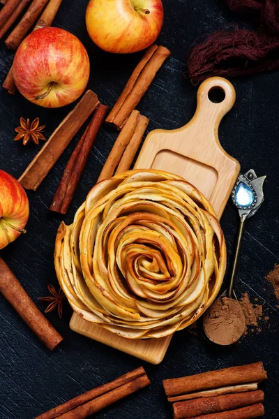 Apfelkuchen an Bord — Stockfoto