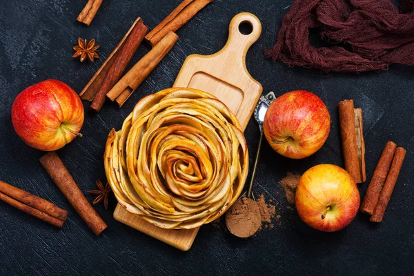 Яблучний пиріг на дошці — стокове фото