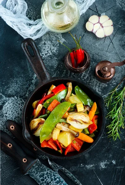 Légumes mélangés dans une casserole — Photo