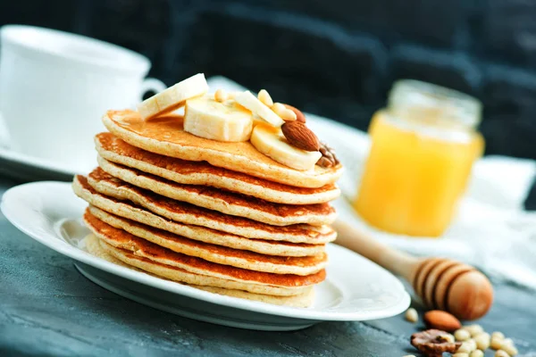 Panqueques en plato blanco — Foto de Stock