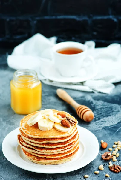 Pfannkuchen auf weißem Teller — Stockfoto