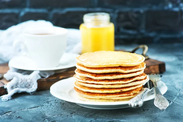 Pannkakor på vit platta — Stockfoto