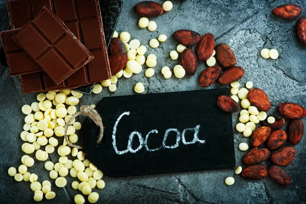 チョコレートとカカオのプレート — ストック写真