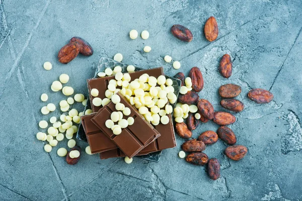 Çikolata ve kakao plaka üzerinde — Stok fotoğraf