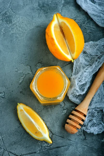 Miel en frasco con cítricos —  Fotos de Stock