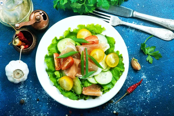 Salada de legumes em prato — Fotografia de Stock