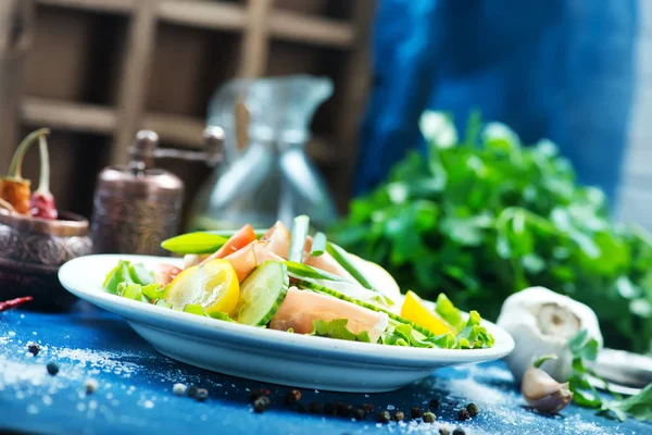 Салат из овощей на тарелке — стоковое фото