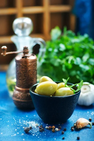 Aceitunas verdes en tazón —  Fotos de Stock