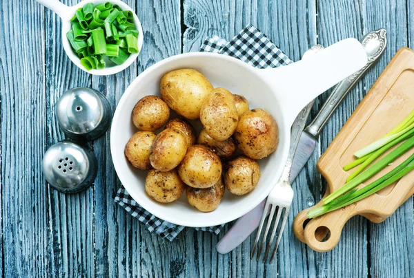 Bratkartoffeln in Schüssel — Stockfoto