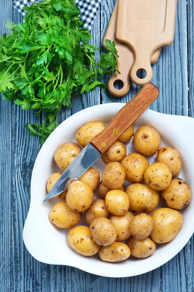 Patatas crudas en tazón —  Fotos de Stock