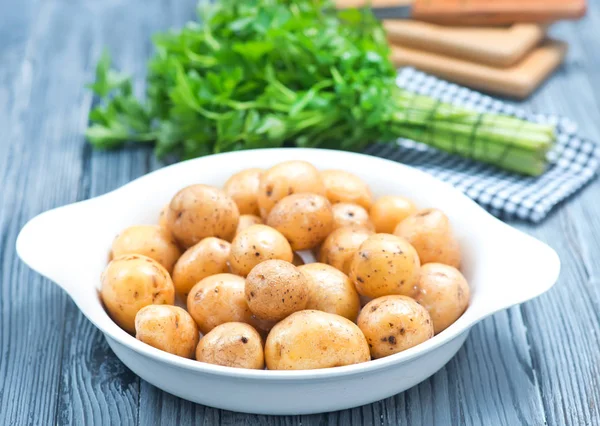 Patatas crudas en tazón —  Fotos de Stock