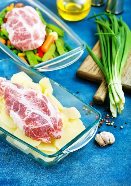 Gemüse und Fleisch in Schüssel — Stockfoto