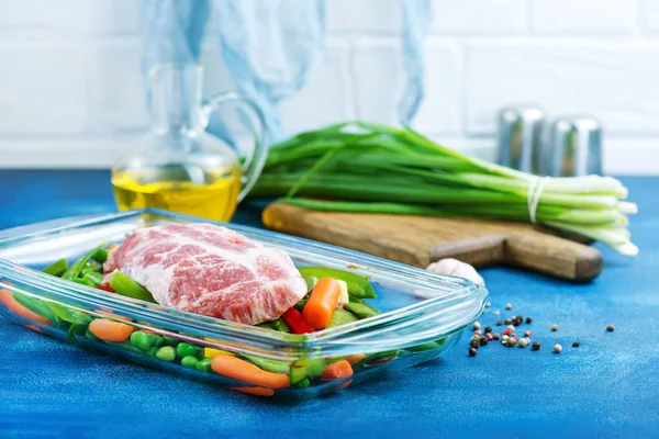 Gemüse und Fleisch in Schüssel — Stockfoto