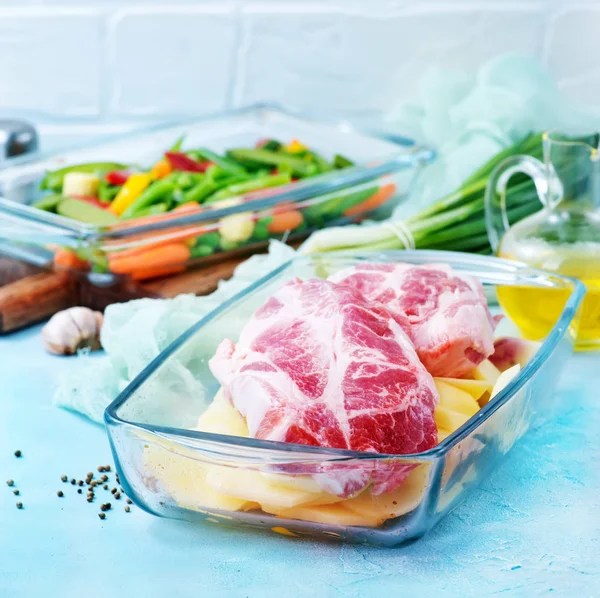 Verduras y carne en tazón —  Fotos de Stock