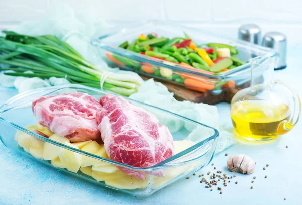 Gemüse und Fleisch in Schüssel — Stockfoto