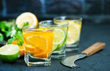 Detoks içecekler narenciye ile