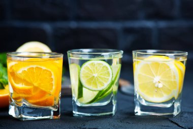 Detoks içecekler narenciye ile