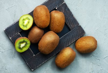 Resh kivi yazı tahtası üzerinde