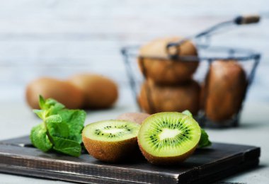 nane yaprakları ile taze kivi 