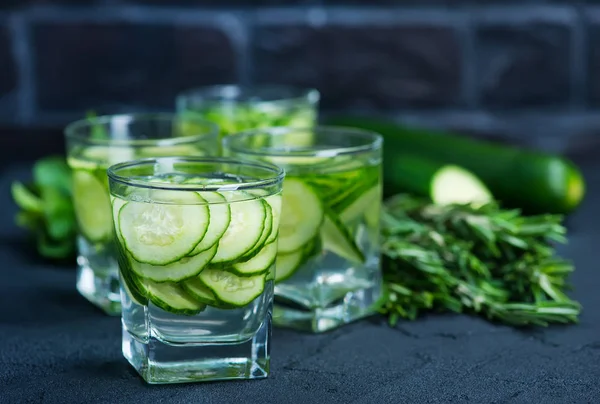 Bebida de pepino em copos — Fotografia de Stock