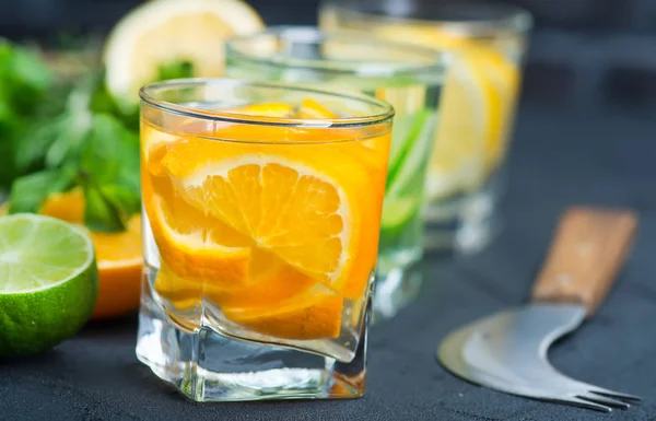 柑橘系の果物と飲み物をデトックスします。 — ストック写真