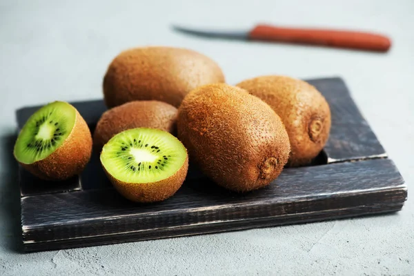 Kiwi an der Tafel auffrischen — Stockfoto