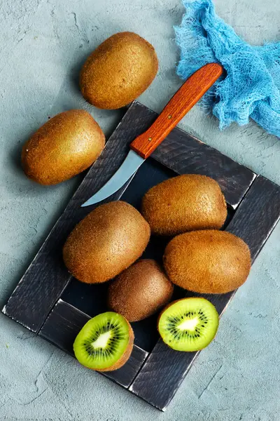 Kiwi an der Tafel auffrischen — Stockfoto