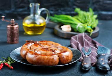 Baharat ile kızarmış sosis