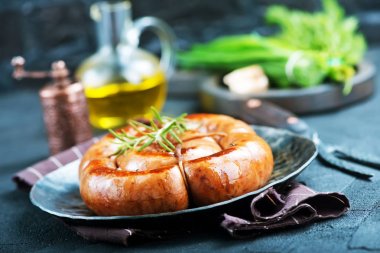 Baharat ile kızarmış sosis