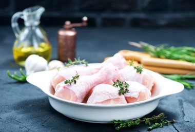 Otlu tavuk bacağı.