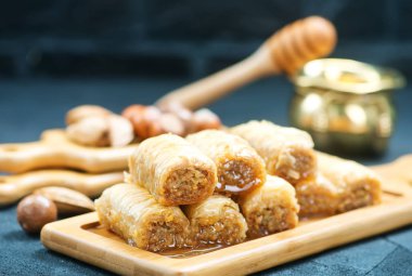 Rendelenmiş fındık ile baklava çöl