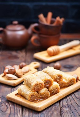 Rendelenmiş fındık ile baklava çöl