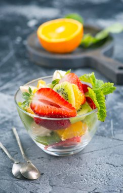 Cam kasede meyve salatası