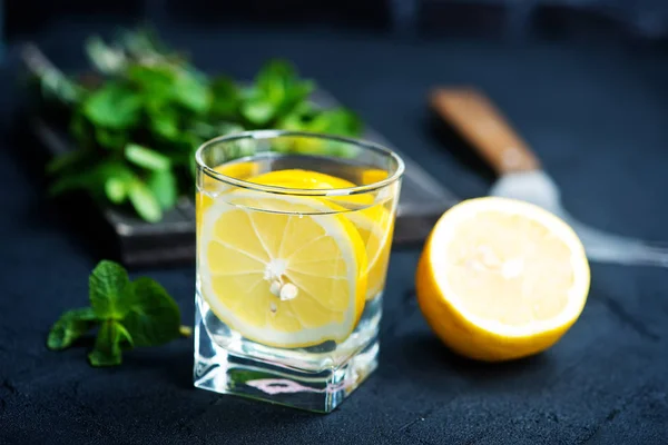 Детоксикация с лимоном — стоковое фото